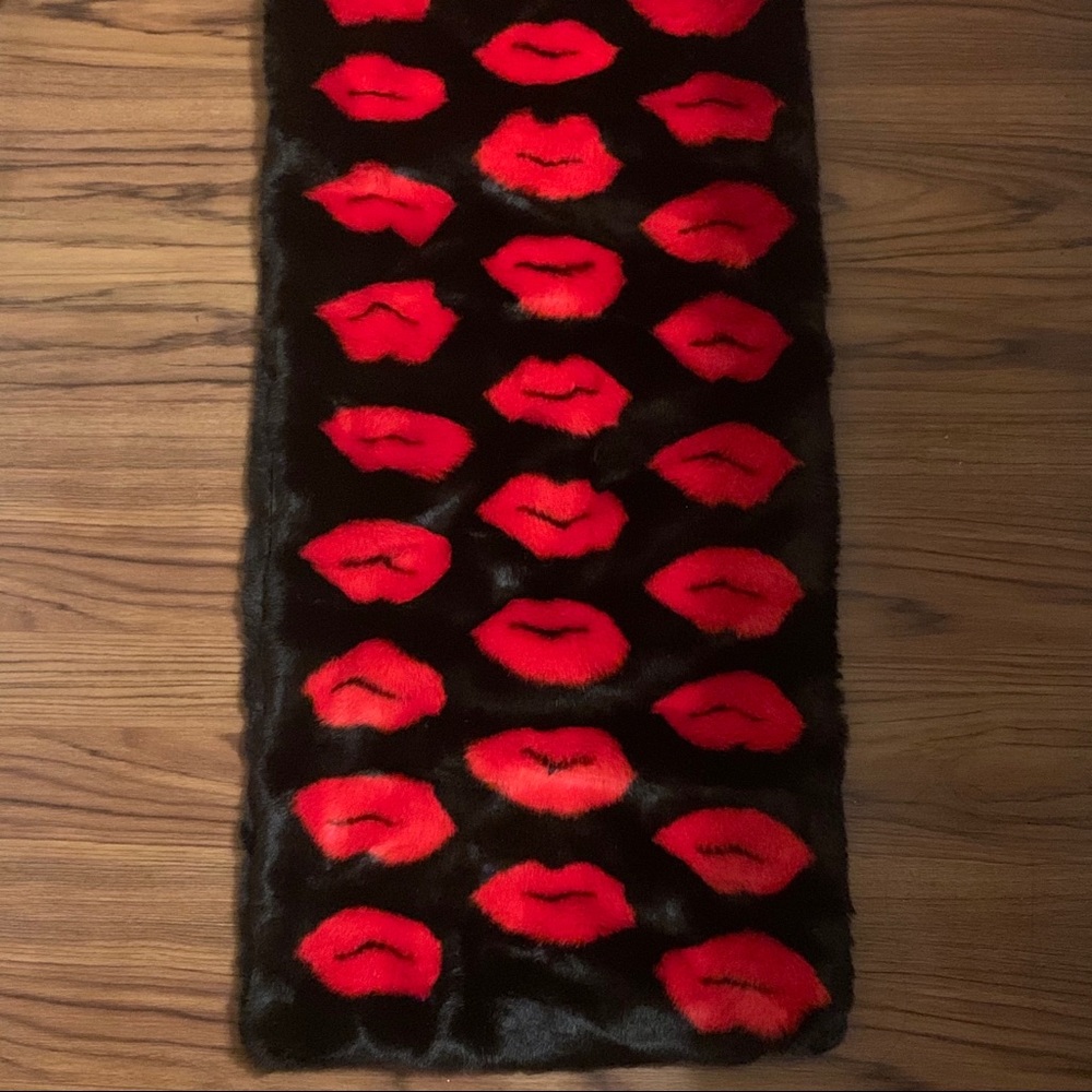 Victoria Secret Red Lips Scarf - Picture 4 of 4